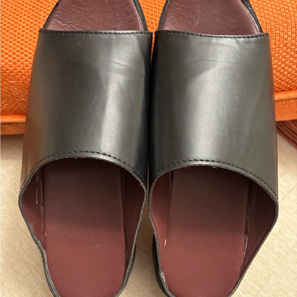 Sleek Black Women's Platform Mules
Round Toe. No Box